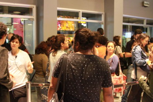 Foto ilustrando interação de inúmeras pessoas em um local.