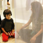 Foto ilustrando diálogo entre uma criança e uma mulher , onde a criança está usando um fone de ouvido.