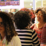 Foto ilustrando o diálogo entre quatro pessoas .