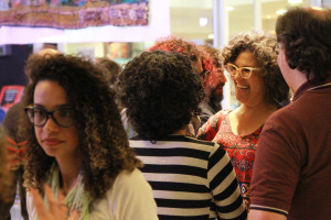 Foto ilustrando o diálogo entre  quatro pessoas .