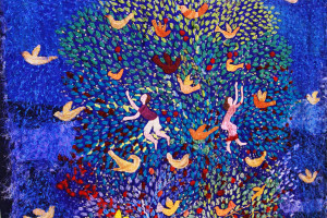 Fotos de uma pintura em tons de azul onde há duas crianças e inúmeros pássaros de diversas cores.