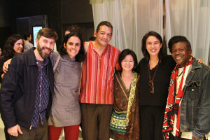 Foto ilustrando um retrato composto de seis pessoas, três mulheres e três homens .