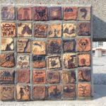 Uma placa de pedra com várias ilustrações a gravadas a ela.