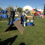 Foto de uma casinha de madeira, apenas o telhado.