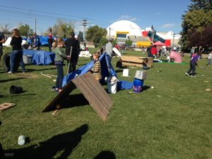 Foto de uma casinha de madeira, apenas o telhado.