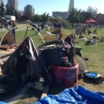 Imagem de uma barraca desmontada.