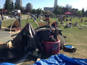 Imagem de uma barraca desmontada.