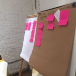 Foto de dois quadros com vários papéis pequenos com anotações colados aos quadros.