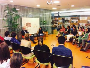 Fotografia de uma reunião, cadeiras posicionadas em círculo. As pessoas conversam.