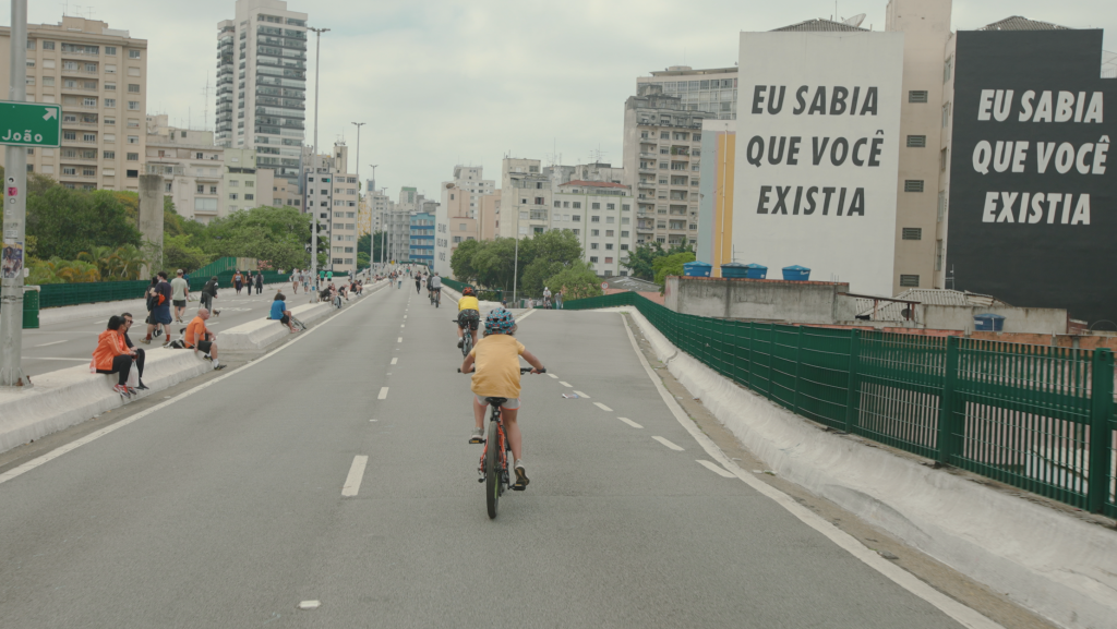 Foto de crianças andando de bicicleta no Minhocão, em São Paulo.